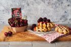 Hollandse wafels met zoete kersen